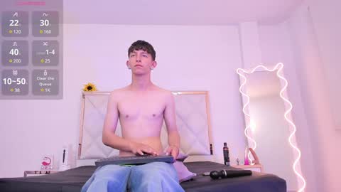 Snapshot of aron_tay chatting on December 22, 10:06 am your aron online show from December 22, 10:06 am