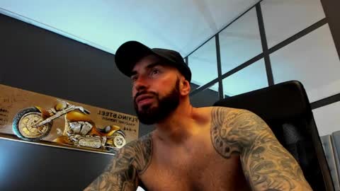 Snapshot of arongrant chatting on May 4, 8:43 am AronGrant online show from May 4, 8:43 am