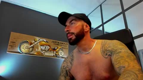 Snapshot of arongrant chatting on June 17, 8:39 am AronGrant online show from June 17, 8:39 am