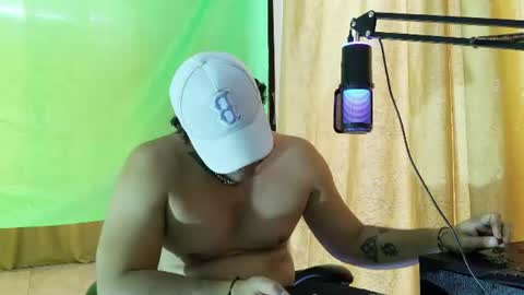 Snapshot of aronmiller404 chatting on July 13, 2:31 pm aronmiller online show from July 13, 2:31 pm