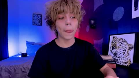 Snapshot of aronn_44 chatting on June 1, 12:51 pm Aaron online show from June 1, 12:51 pm