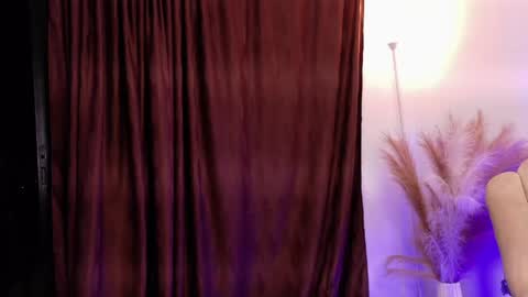 Snapshot of aroon_connor chatting on May 19, 1:56 am online show from May 19, 1:56 am