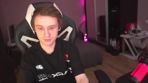 Snapshot of art_hunter chatting on December 15, 8:46 pm Alex online show from December 15, 8:46 pm