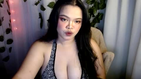 Snapshot of arthemist11 chatting on July 4, 12:00 pm monica online show from July 4, 12:00 pm