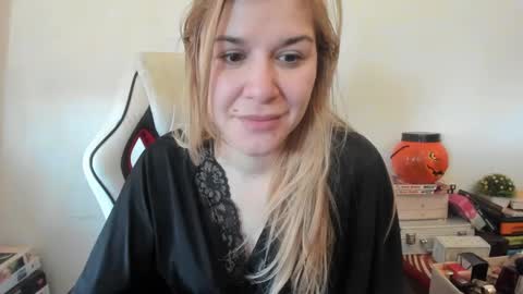Snapshot of artsyandcraftsy_ chatting on February 3, 10:58 am MIA online show from February 3, 10:58 am