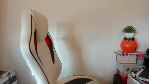 Snapshot of artsyandcraftsy_ chatting on February 23, 12:48 pm MIA online show from February 23, 12:48 pm