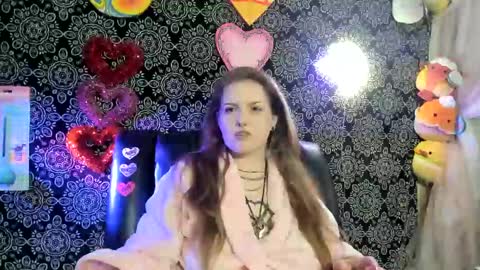 ArtsyHeartsyy online show from March 11, 11:15 pm