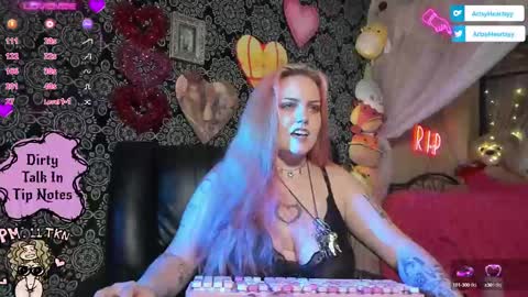 ArtsyHeartsyy online show from September 14, 12:43 am