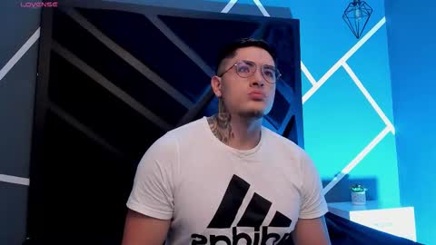 Snapshot of arturfrostt chatting on December 16, 11:15 am Artur online show from December 16, 11:15 am