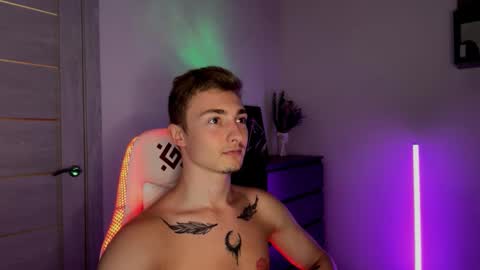 Snapshot of arturr_scott chatting on November 10, 7:24 pm arturr_scott online show from November 10, 7:24 pm