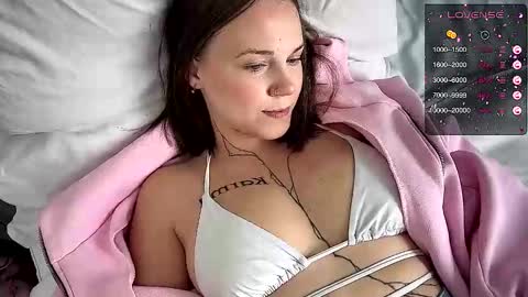 Snapshot of arya_stark7 chatting on November 7, 5:18 am Arya brunett and Cassie blond online show from November 7, 5:18 am