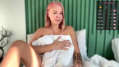 Snapshot of arya_stark7 chatting on December 14, 1:11 am Arya brunett and Cassie blond online show from December 14, 1:11 am