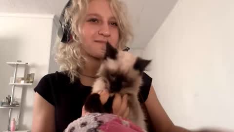 Snapshot of ashelyparcell chatting on November 28, 7:00 am July online show from November 28, 7:00 am