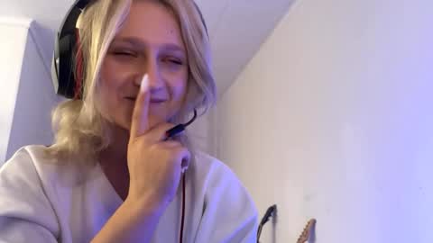 Snapshot of ashelyparcell chatting on December 4, 7:39 am July online show from December 4, 7:39 am