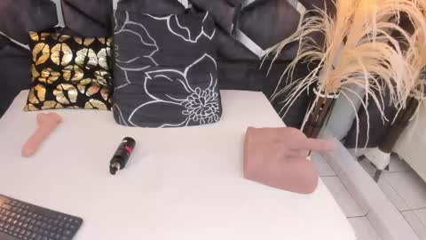 Snapshot of ashley_7777 chatting on February 14, 5:36 pm ashley_7777 online show from February 14, 5:36 pm