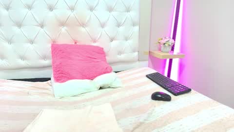 ashleyrobert_ online show from December 19, 4:36 pm