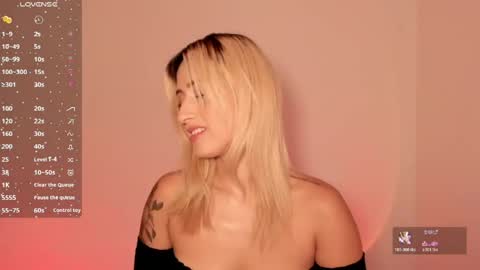 Snapshot of ashleyroys_111 chatting on May 24, 7:52 pm dahiana online show from May 24, 7:52 pm