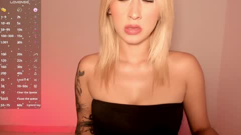 Snapshot of ashleyroys_111 chatting on May 25, 8:15 pm dahiana online show from May 25, 8:15 pm