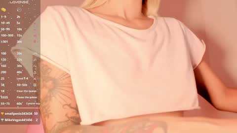 Snapshot of ashleyroys_111 chatting on June 4, 8:37 pm dahiana online show from June 4, 8:37 pm