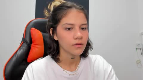 Snapshot of ashleytravis_ chatting on December 5, 3:59 am online show from December 5, 3:59 am