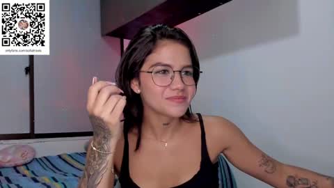 Snapshot of ashleytravis_ chatting on February 1, 4:14 am online show from February 1, 4:14 am