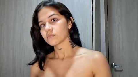 Snapshot of ashleytravis_ chatting on November 7, 1:27 am online show from November 7, 1:27 am