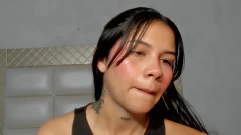 Snapshot of ashleytravis_ chatting on December 15, 2:21 pm online show from December 15, 2:21 pm