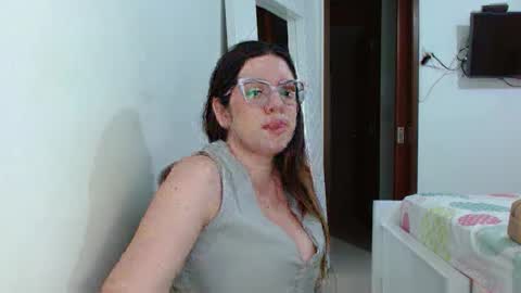 Snapshot of ashlymoon chatting on May 16, 12:51 am AshlyMoon online show from May 16, 12:51 am