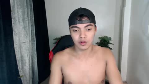 Snapshot of asianboyhunt chatting on October 22, 7:24 pm Fev online show from October 22, 7:24 pm