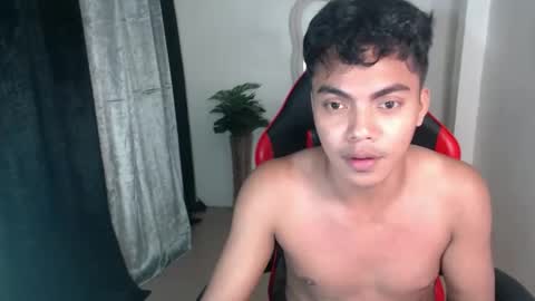 Snapshot of asianboyhunt chatting on October 25, 10:37 pm Fev online show from October 25, 10:37 pm