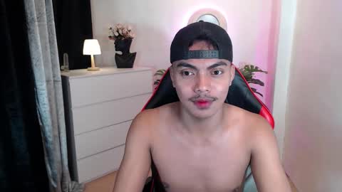 Snapshot of asianboyhunt chatting on November 11, 11:32 am Fev online show from November 11, 11:32 am