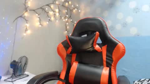 Snapshot of asianindulgent chatting on November 16, 1:17 pm AMARA online show from November 16, 1:17 pm