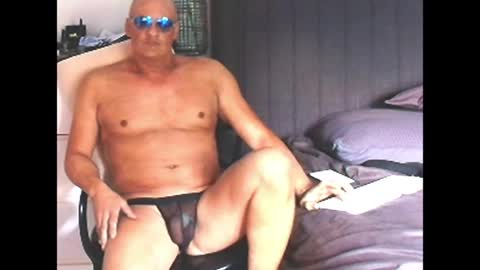 Snapshot of askil8802 chatting on April 16, 7:09 am askil8802 online show from April 16, 7:09 am