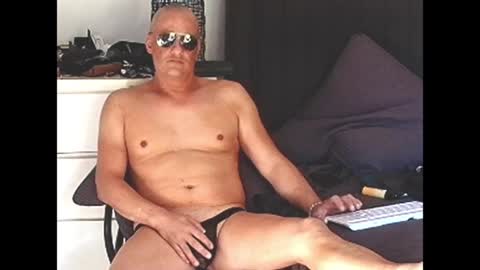 Snapshot of askil8802 chatting on April 20, 5:54 am askil8802 online show from April 20, 5:54 am