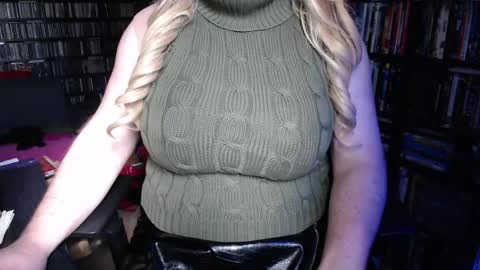 Snapshot of aspen_vale chatting on May 5, 9:01 pm Aspen Vale online show from May 5, 9:01 pm