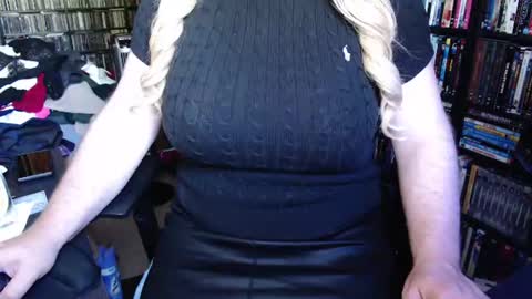 Snapshot of aspen_vale chatting on June 13, 11:30 am Aspen Vale online show from June 13, 11:30 am