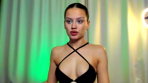 My name is Kiki  Help me with thumbps up please   online show from October 25, 9:20 pm