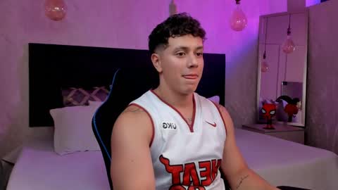 Snapshot of astonhills chatting on April 11, 3:33 am astonhills online show from April 11, 3:33 am