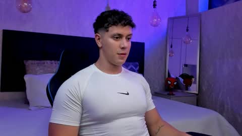 Snapshot of astonhills chatting on April 15, 1:01 am astonhills online show from April 15, 1:01 am