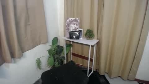 Snapshot of astraea_xxx chatting on January 24, 11:23 pm Anna online show from January 24, 11:23 pm