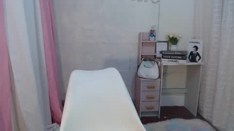 Snapshot of astraea_xxx chatting on February 14, 6:19 pm Anna online show from February 14, 6:19 pm