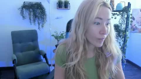 astramonroe online show from May 5, 4:42 am