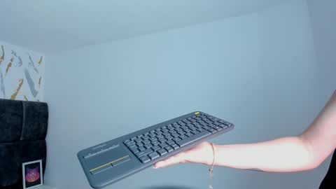 Snapshot of astrid_velle chatting on November 23, 3:28 am astrid_velle online show from November 23, 3:28 am