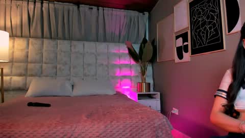 astrid_velle online show from May 9, 1:33 am