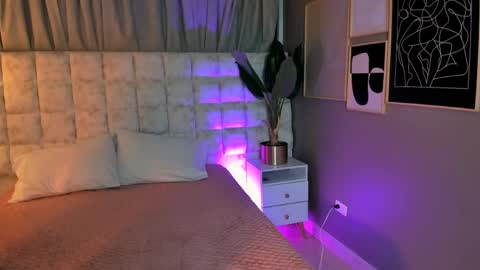 astrid_velle online show from May 13, 1:03 am