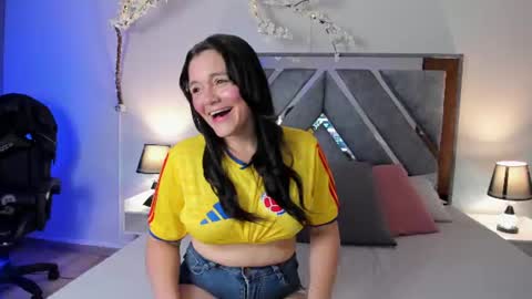 Snapshot of astrid_williams_ chatting on June 14, 2:24 am Astrid online show from June 14, 2:24 am