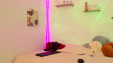 ATENEA MAKRI online show from January 4, 6:30 am