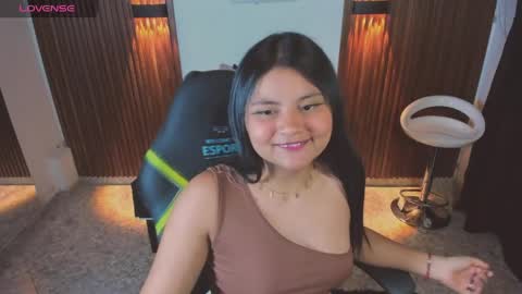 Snapshot of athena_snaw chatting on May 12, 2:52 am athena_snaw online show from May 12, 2:52 am