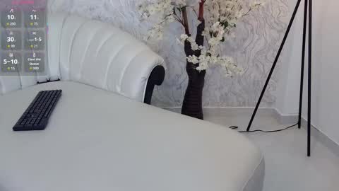 Aura sanders online show from December 5, 11:52 am