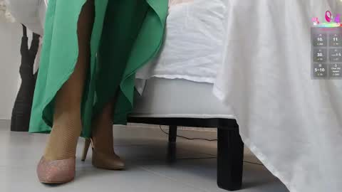 Aura sanders online show from December 17, 12:00 pm